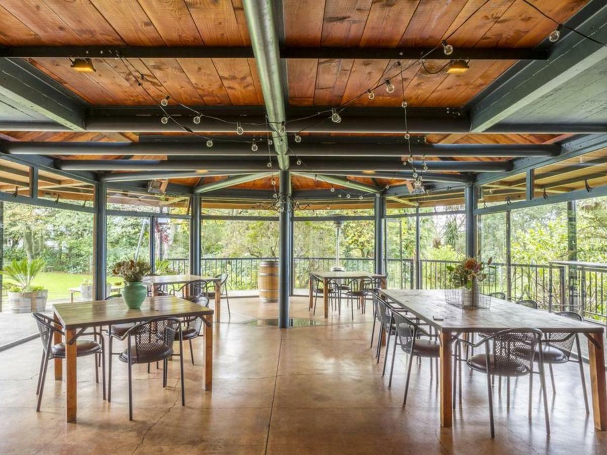 The Narrows Landing Hotel Tamahere Bagian luar foto